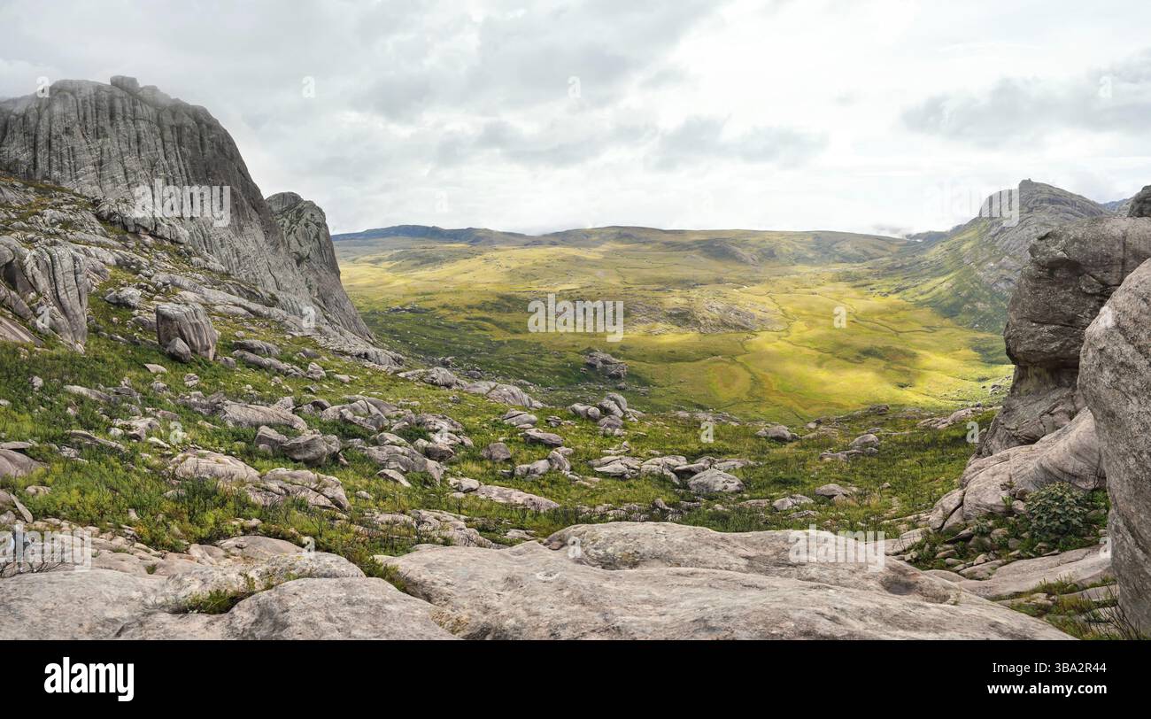 Blick vom Andringitra-Massiv während der Wanderung zum Pic Boby Imarivolanitra, dem höchsten erreichbaren Gipfel Madagaskars. Kleine Person in der unteren linken Ecke fo Stockfoto
