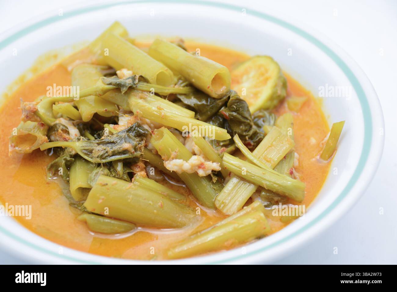 Rote Curry mit Schweinebauch und Wasserspinat (Gang Tay Po), ein ...