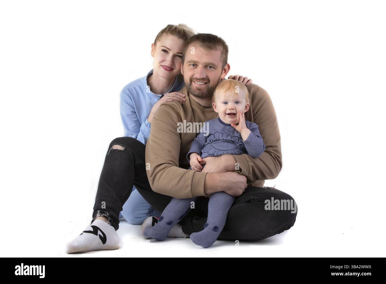 Über weißem Hintergrund fröhliche Papa-Mutter mit einem einjährigen Kleinkind, das lächelt und in die Kamera schaut Stockfoto