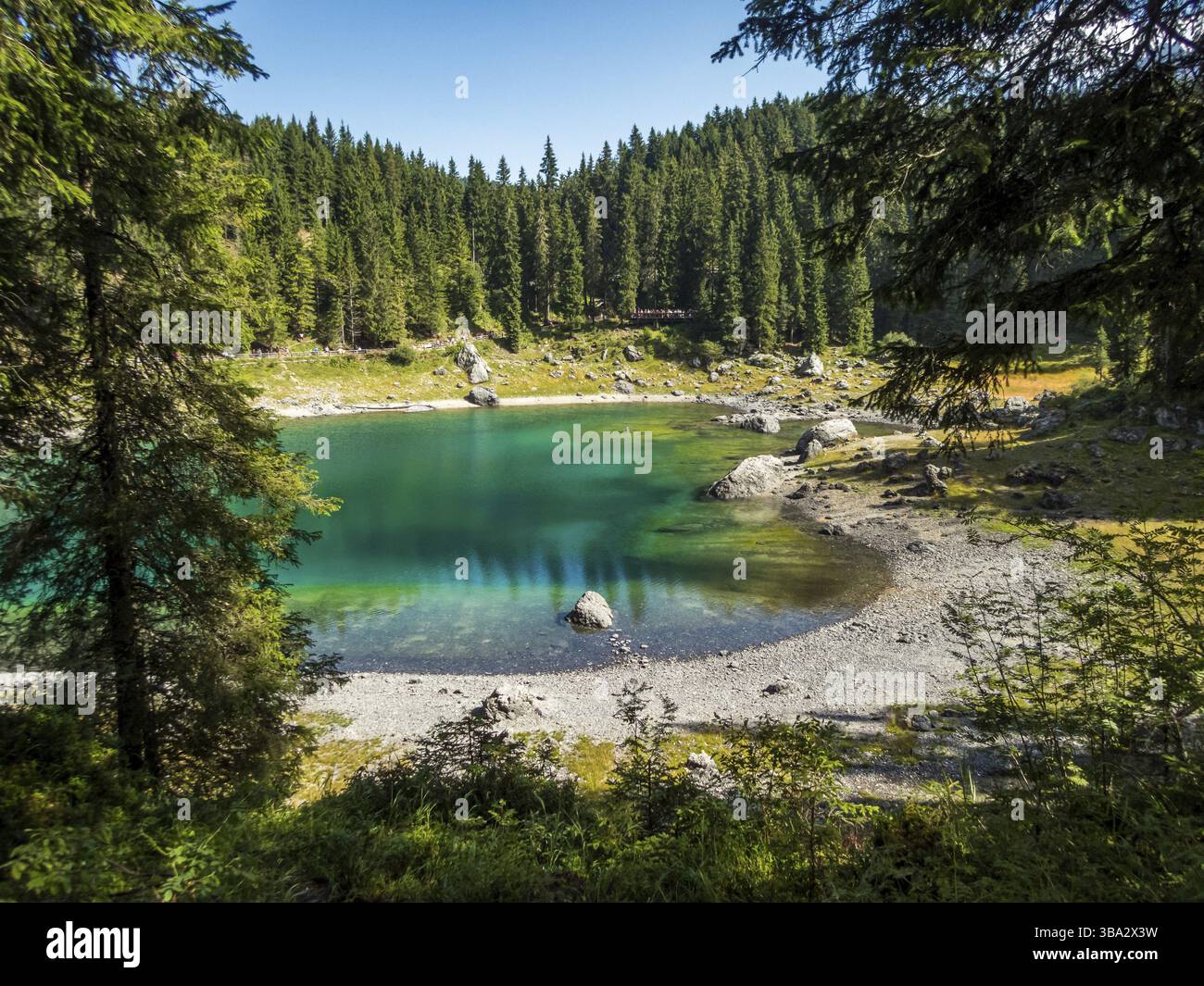 Der Karersee unterhalb des Karerpasses am Fuße des Latemarmassivs in Südtirol, Italien, Europa Stockfoto