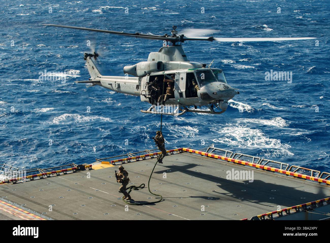 Die US-Marines, die der Reconnaissance Company, 15. Marine Expeditionary Unit zugeteilt sind, schnappen sich schnell auf das Flugdeck des amphibischen Angriffsschiffs USS Box Stockfoto