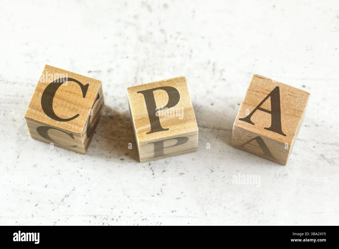 Drei Holzwürfel mit den Buchstaben CPA steht für Cost per Action Acquisition on White Board, Liptovsky Hradok, Slowakei, Europa Stockfoto