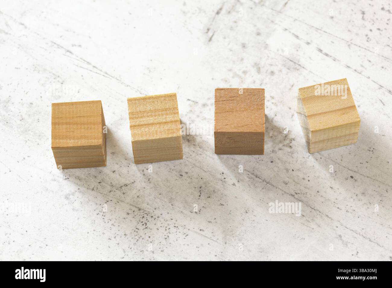 Vier leere Holzwürfel auf weißem Zementbrett, Liptovsky Hradok, Slowakei, Europa Stockfoto