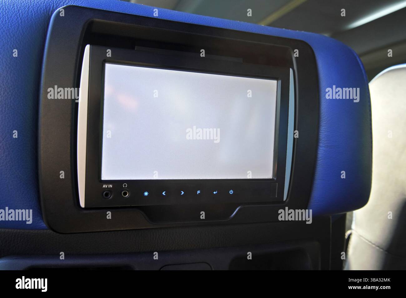 Leerer Fernseher im Unterhaltungsbildschirm an Bord eines Sitzes eines Fernbusbusses, Wien, Österreich, Europa Stockfoto