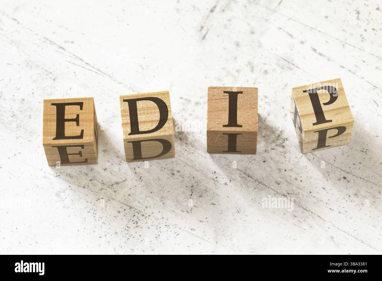 Vier hölzerne Würfel mit den Buchstaben EDIP bedeuten ERKLÄREN DEMONSTRIEREN IMITIERTE PRAXIS auf weißem Arbeitsbrett, Liptovsky Hradok, Slowakei, Europa Stockfoto