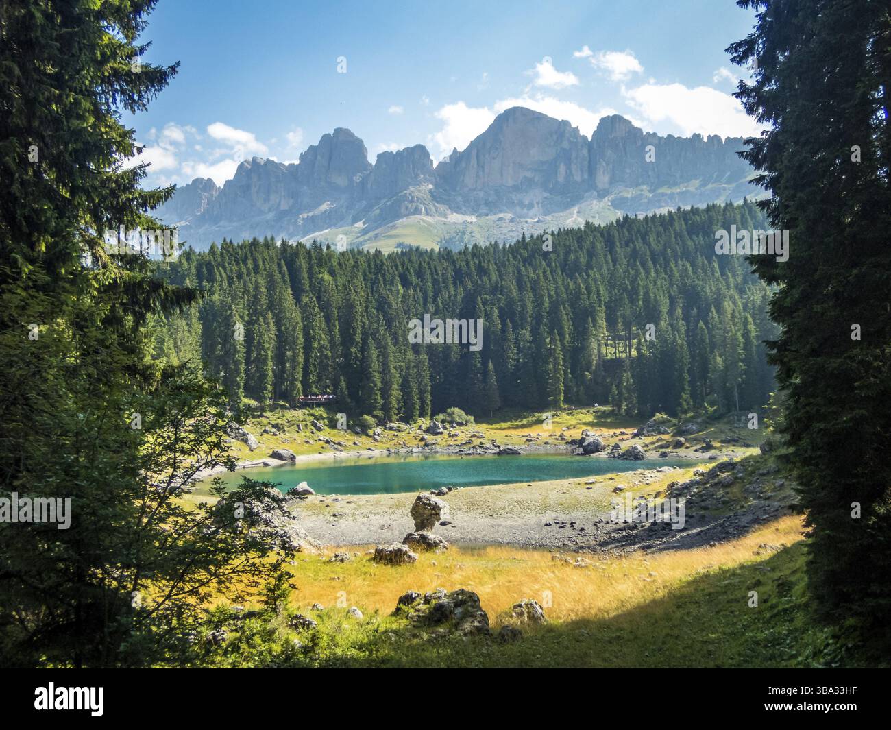 Der Karersee unterhalb des Karerpasses am Fuße des Latemarmassivs in Südtirol, Italien, Europa Stockfoto