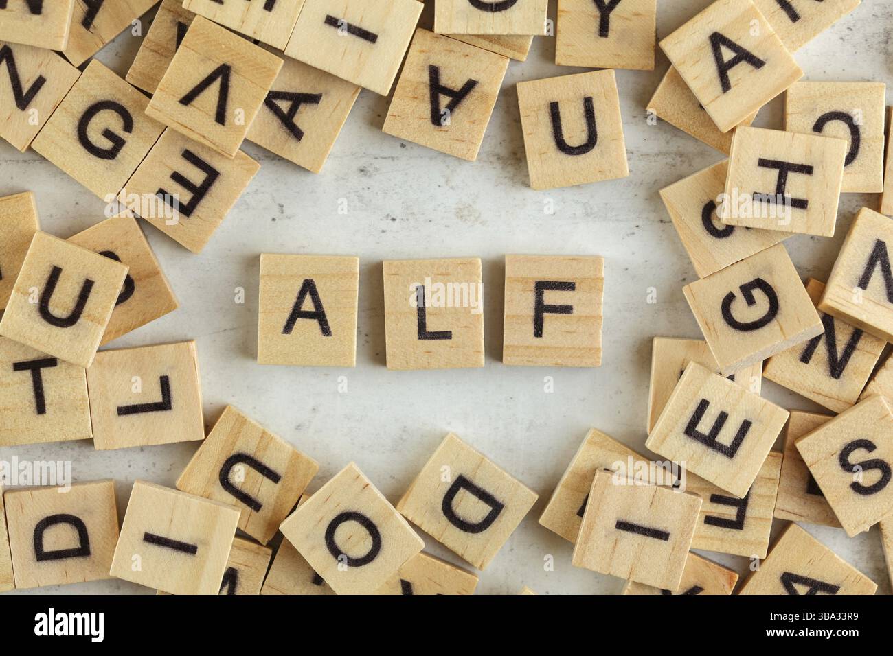 Ansicht von oben nach unten, Stapel quadratischer Holzblöcke mit den Buchstaben ALF (steht für Always Listen first) auf Weißtafel, Liptovsky Hradok, Slowakei, Europa Stockfoto