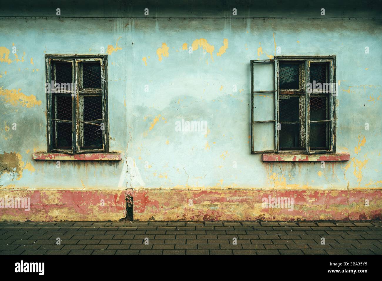 Alte Holzfenster mit Glasscherben einer Ruine, horizontales Bild Stockfoto