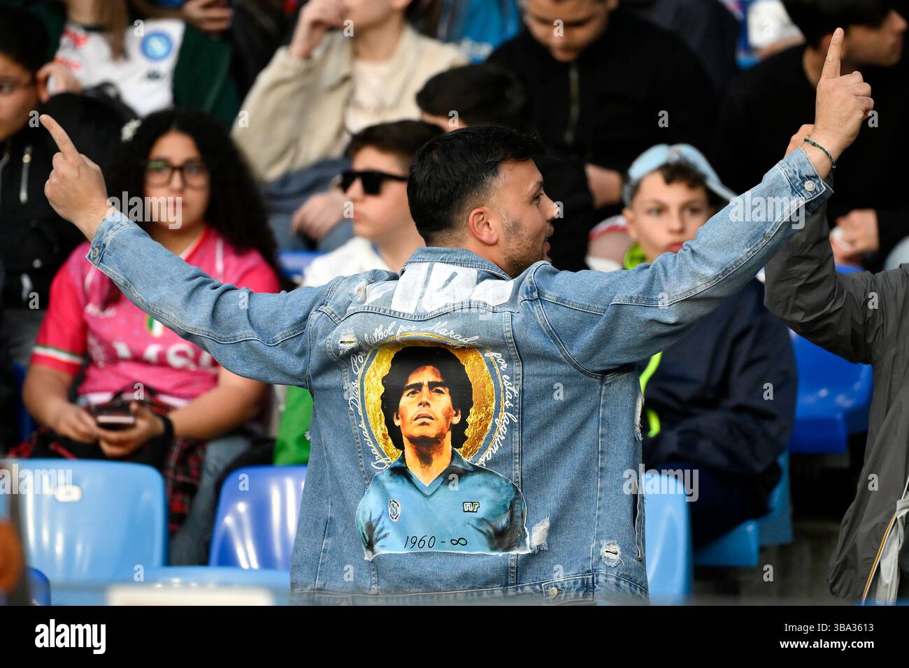 Neapel, Italien. Mai 2025. Ein Fan von Neapel trägt eine Jacke mit einem Bild von Diego Armando Maradona während des Fußballspiels der Serie A zwischen SSC Napoli und Genua CFC im Diego Armando Maradona Stadion in Neapel (Italien) am 11. Mai 2025. Quelle: Insidefoto/Alamy Live News Stockfoto