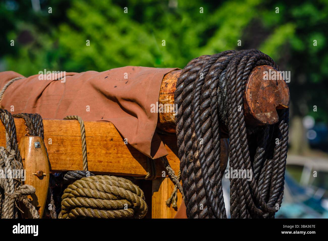Gewickelte Seile an einem Pfosten und Balken einer Schiffnachbildung Stockfoto