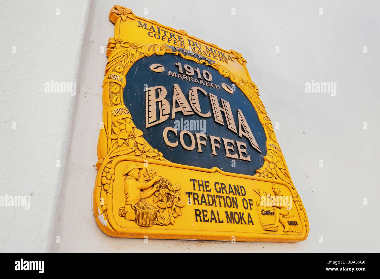 9. März 2025, Marrakesch, Marokko: Nahaufnahme eines kunstvollen Schildes für Bacha Coffee, das seine Geschichte seit 1910 und seine Hingabe an echten Moka unterstreicht Stockfoto