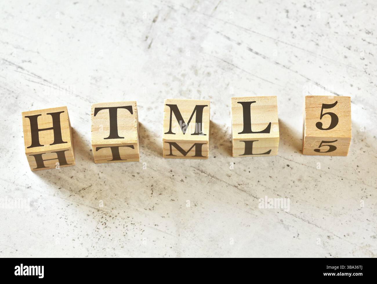 Fünf hölzerne Würfel mit Wort HTML5 auf weißem steinähnlichem Brett, Blick von oben, Liptovsky Hradok, Slowakei, Europa Stockfoto