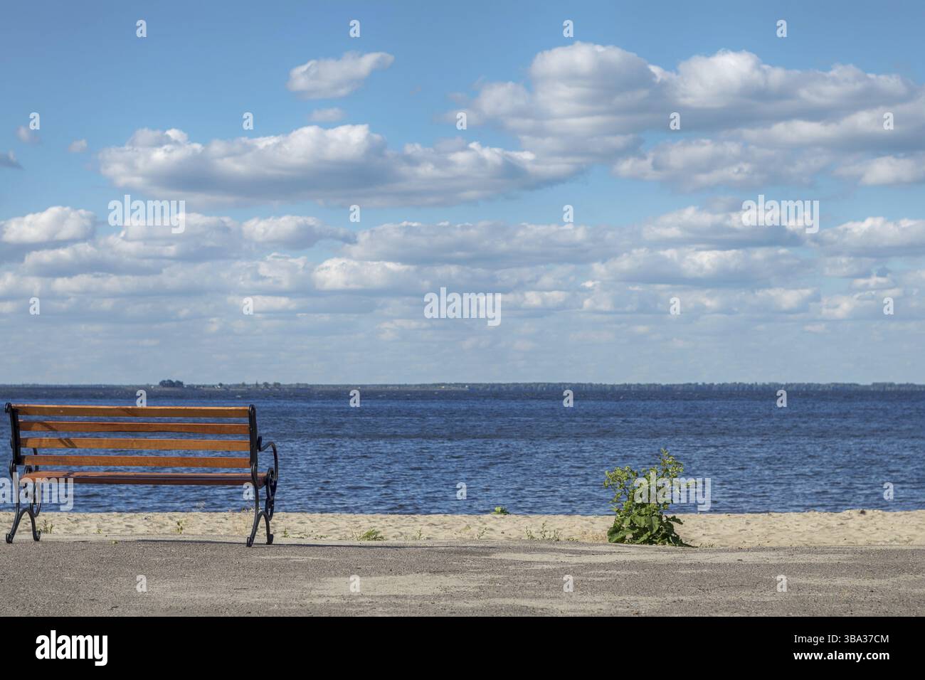 Skyline in bewölktem Himmel und Blick auf den Fluss vom Kai Stockfoto