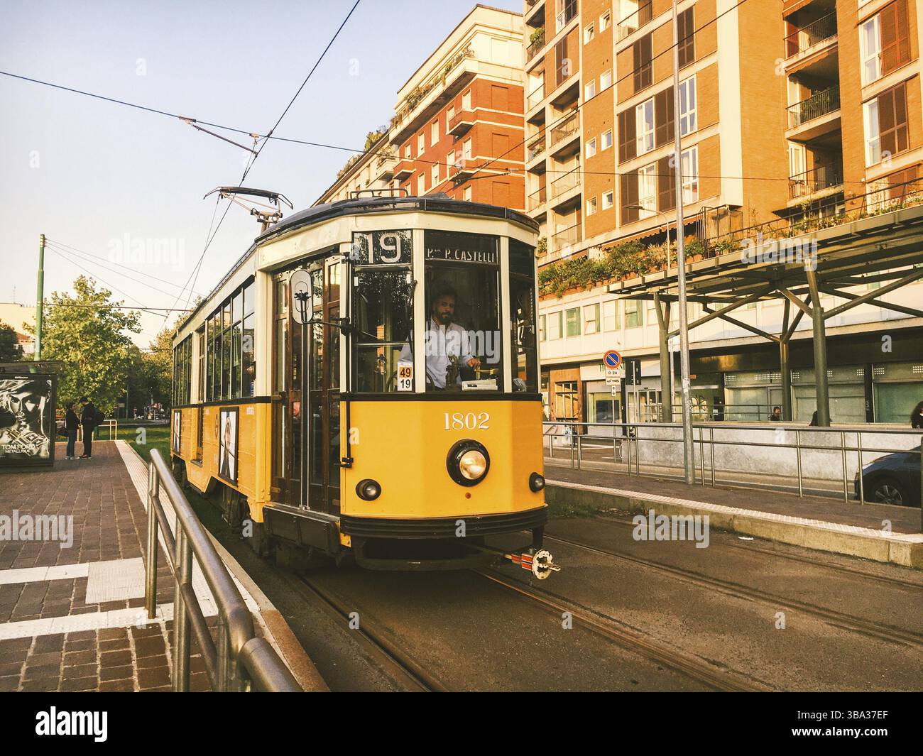 September 2019 Italien. Mailand. Die gelbe Retro-Straßenbahn von Mailand in neuwertigem Zustand ist noch in Betrieb. Berühmte Vintage-Straßenbahn im Zentrum von Old To Stockfoto