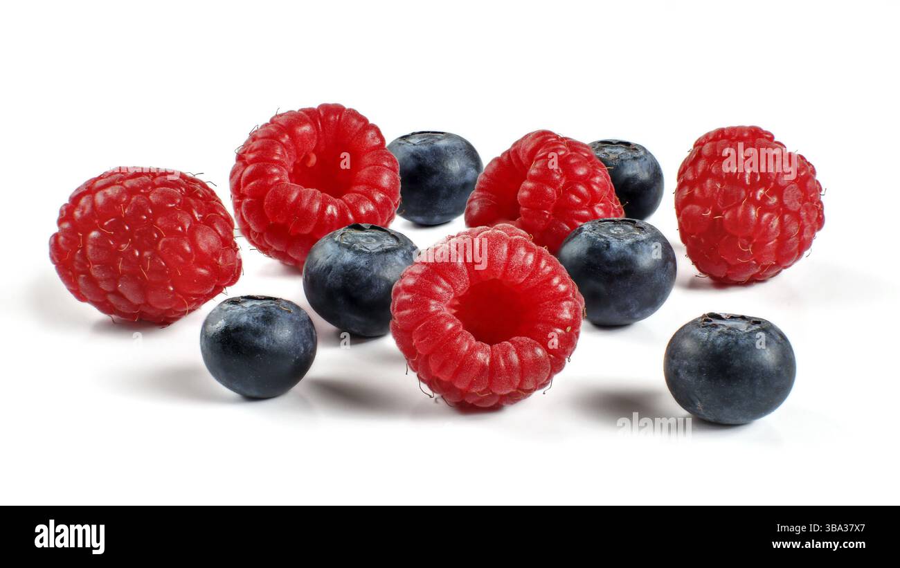 Gruppe von Heidelbeeren und Himbeeren isoliert auf weißem Hintergrund Stockfoto
