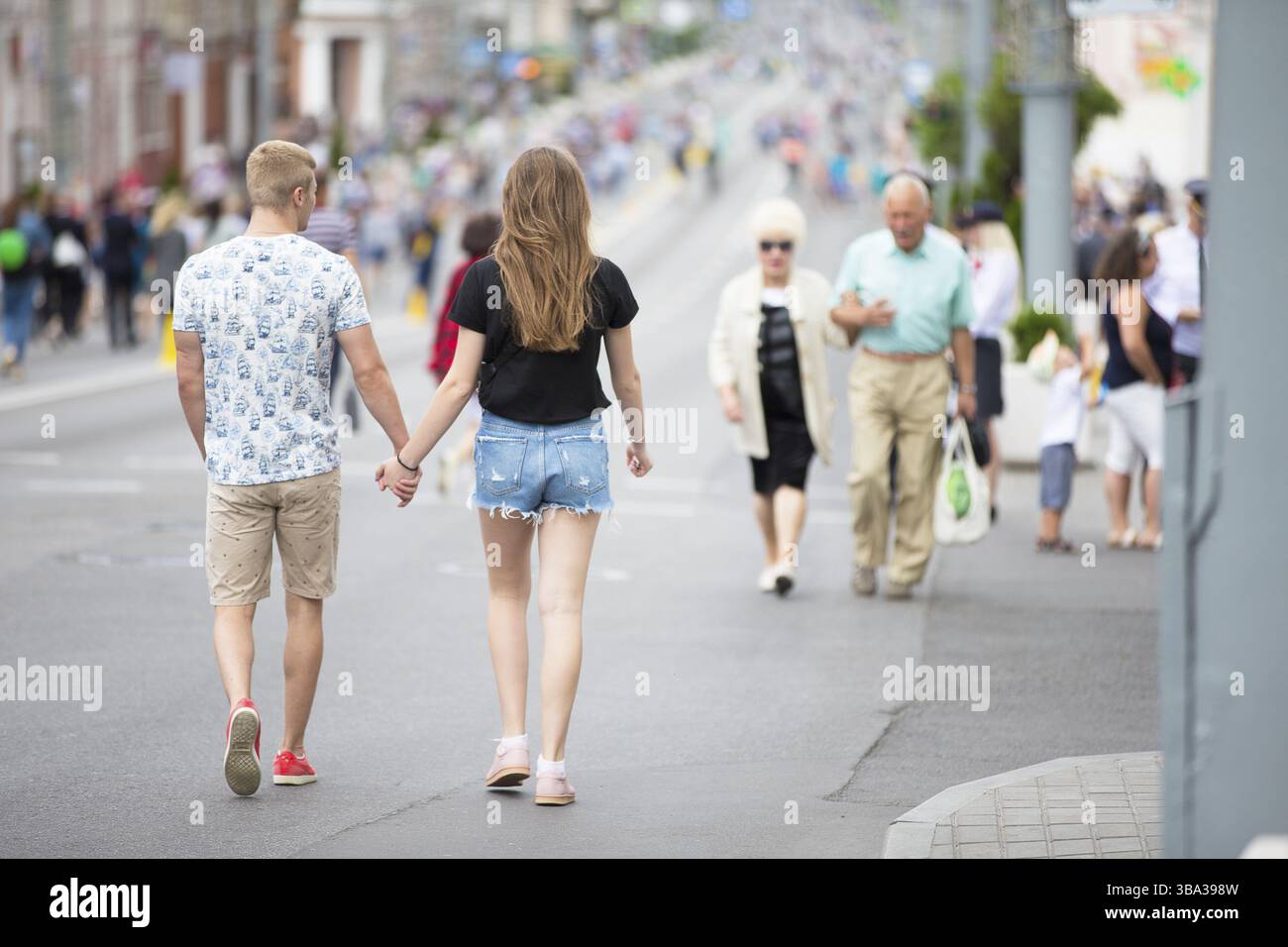 Belarus, die Stadt von Gimel, Juli 03, 2019. Jugend Festival. Menschen unterschiedlichen Alters durch die Straßen der Stadt. Ältere Paare und junge Paare sind s Stockfoto
