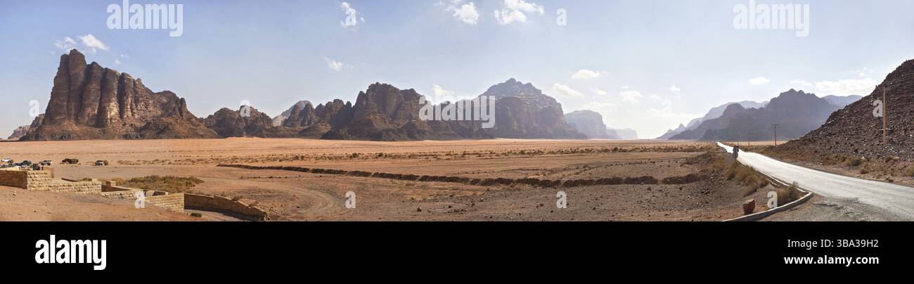 Sieben Säulen der Weisheit, wie man sie im Eingang zum Wadi Rum geschützten Gebiet vom Besucherzentrum sieht. Kleine Geländefahrzeuge im Vordergrund, Wadi Rum, Jo Stockfoto
