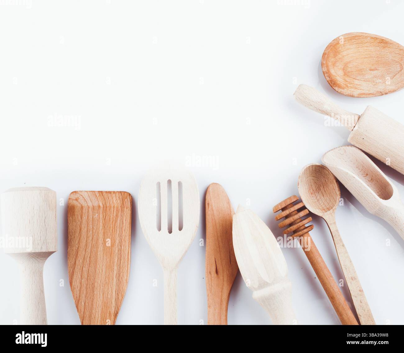 Sortiment von hölzernen Küchenutensilien auf weißem Hintergrund Stockfoto