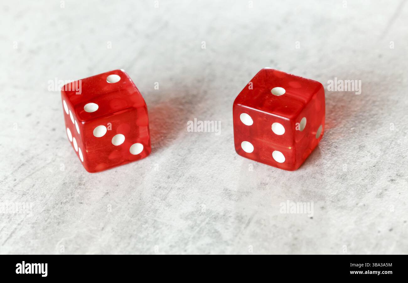 Zwei durchscheinende rote Würfelwürfel auf weißem Brett zeigen Ace Deuce Nummer 2 und 1, Liptovsky Hradok, Slowakei, Europa Stockfoto