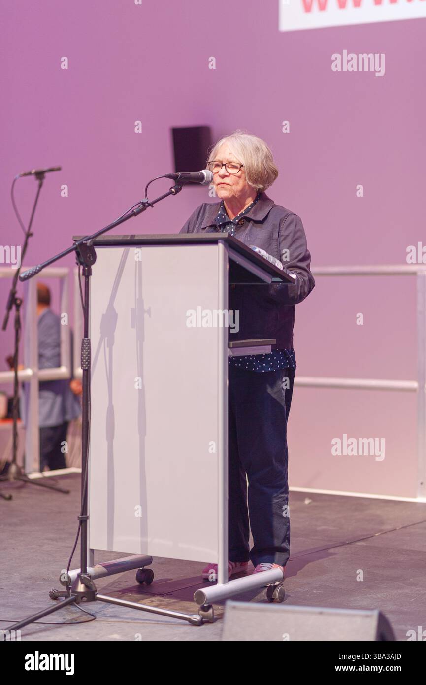 Wakefield, West Yorkshire, 10. Mai 2025, spricht Lindsey German, Konvent der Stop the war Coalition, mit den Besuchern der With Banners Held High Stockfoto