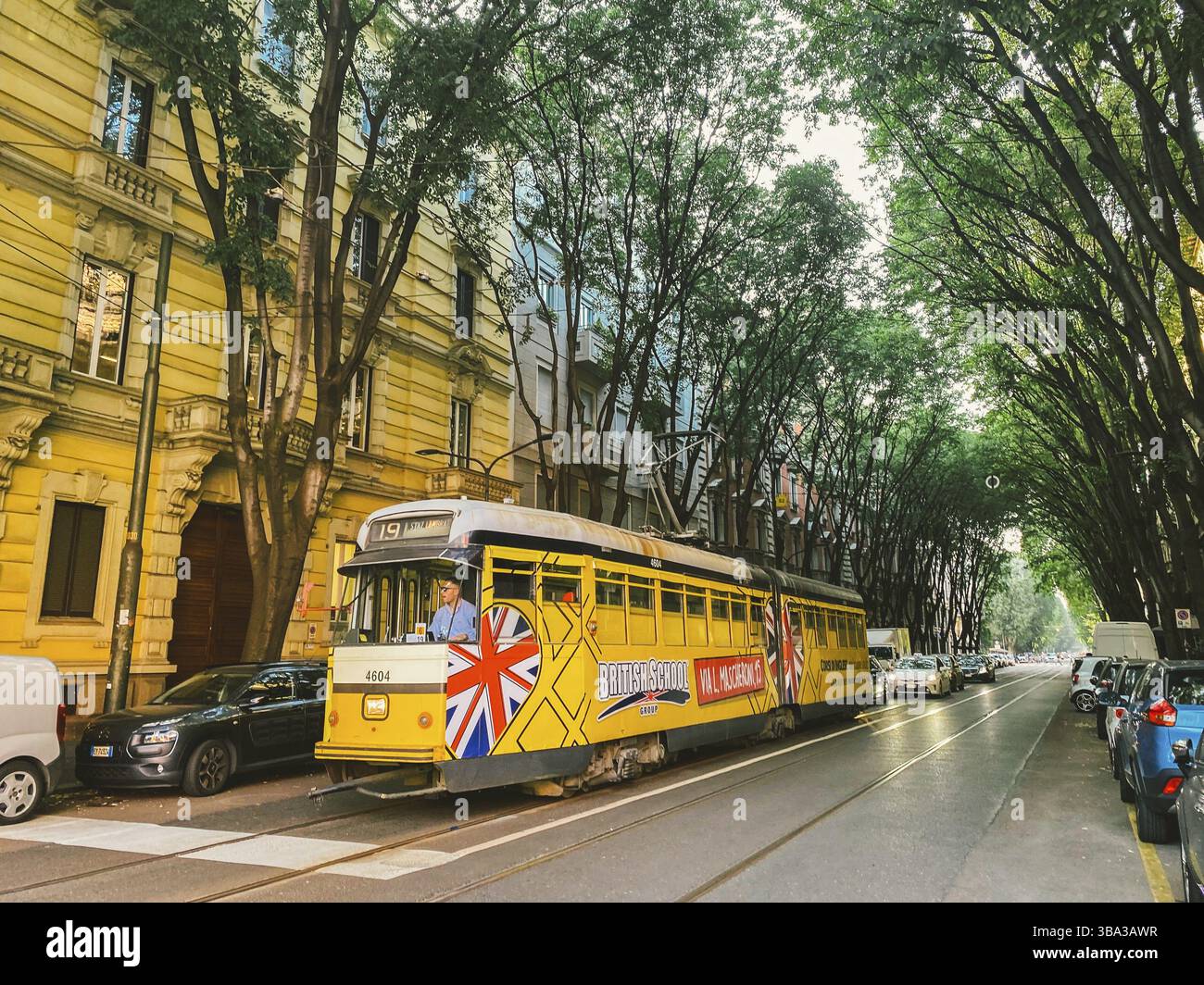 September 2019 Italien. Mailand. Die gelbe Retro-Straßenbahn von Mailand in neuwertigem Zustand ist noch in Betrieb. Berühmte Vintage-Straßenbahn im Zentrum von Old To Stockfoto