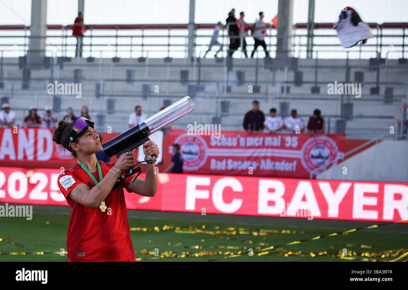 MÜNCHEN – 11. MAI: Lena Oberdorf vom FC Bayern München feiert mit den Fans nach dem Google Pixel Frauen-Bundesliga-Spiel zwischen FC Bayern München und SGS Essen am 11. Mai 2025 auf dem FCB Campus in München. © diebilderwelt / Alamy Stock Stockfoto