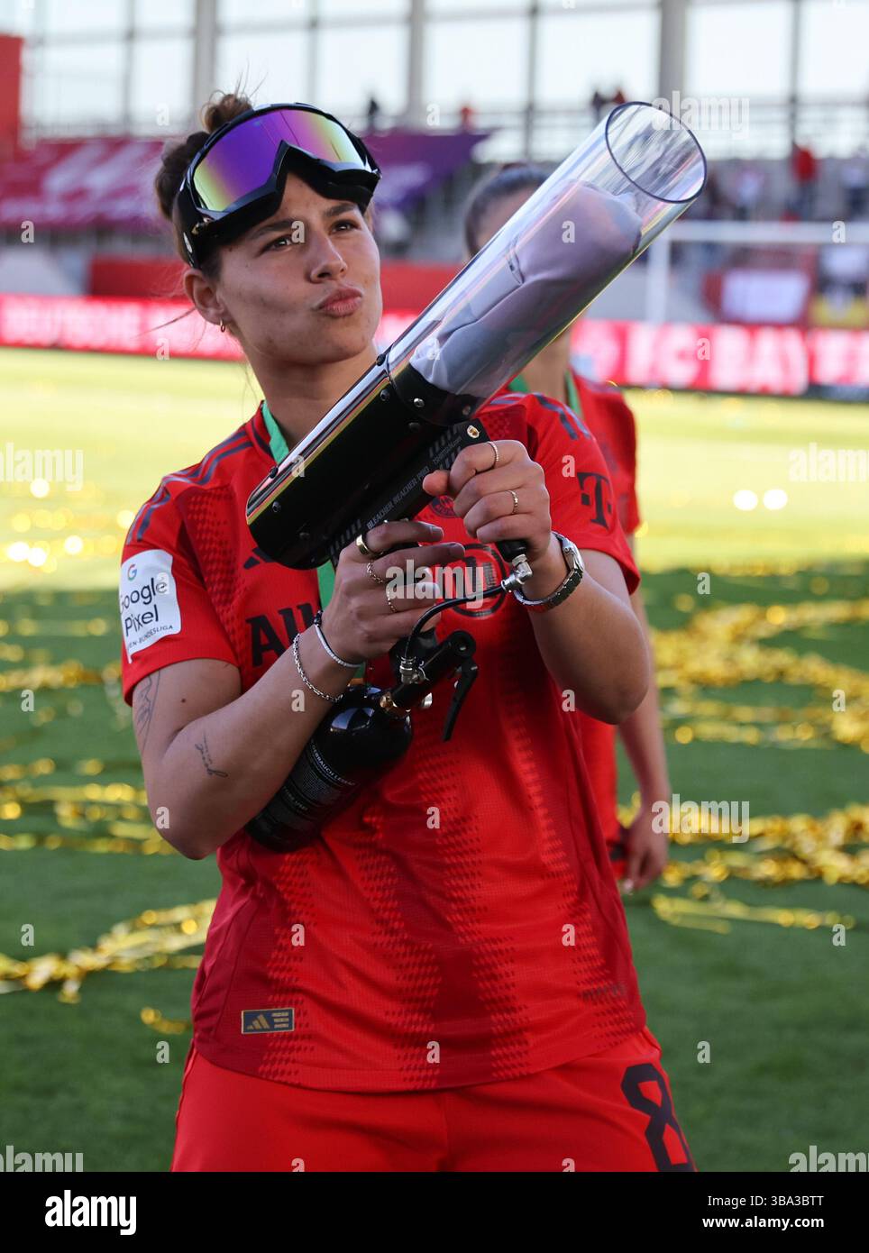 MÜNCHEN – 11. MAI: Lena Oberdorf vom FC Bayern München feiert mit den Fans nach dem Google Pixel Frauen-Bundesliga-Spiel zwischen FC Bayern München und SGS Essen am 11. Mai 2025 auf dem FCB Campus in München. © diebilderwelt / Alamy Stock Stockfoto