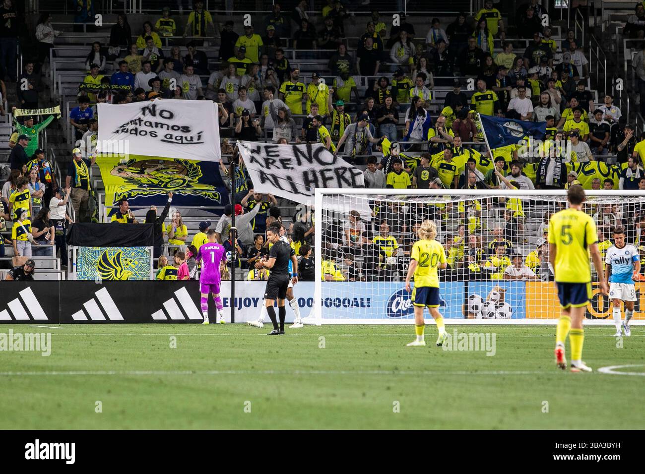 Nashville, USA. Mai 2025. Der Nashville SC hält während des Spiels gegen Charlotte FC im GEODIS Park in Nashville, Tennessee, am 10. Mai 2025 Banner in den Tribünen. (Foto: Kindell Buchanan/SIPA USA) Credit: SIPA USA/Alamy Live News Stockfoto