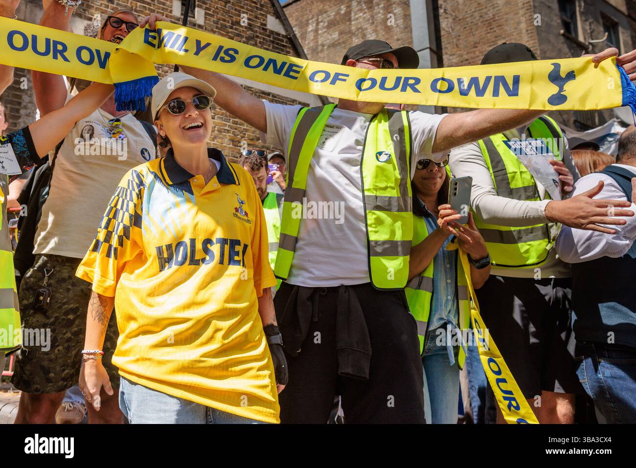 Tottenham Hotspur Football Club, London, UK.11. Mai 2025. Tottenham Hotspur-Fans und die ganze Gemeinde versammelten sich, um Emily Damari, eine 28-jährige britisch-israelische Staatsbürgerin, und Spurs-Fan, eine Heldin willkommen zu heißen, als sie zum ersten Mal nach ihrer Ermordung, Entführung und 471 Tage als Geisel in Gefangenschaft der Hamas in Gaza ihr geliebtes Team sah. Quelle: Amanda Rose/Alamy Live News Stockfoto