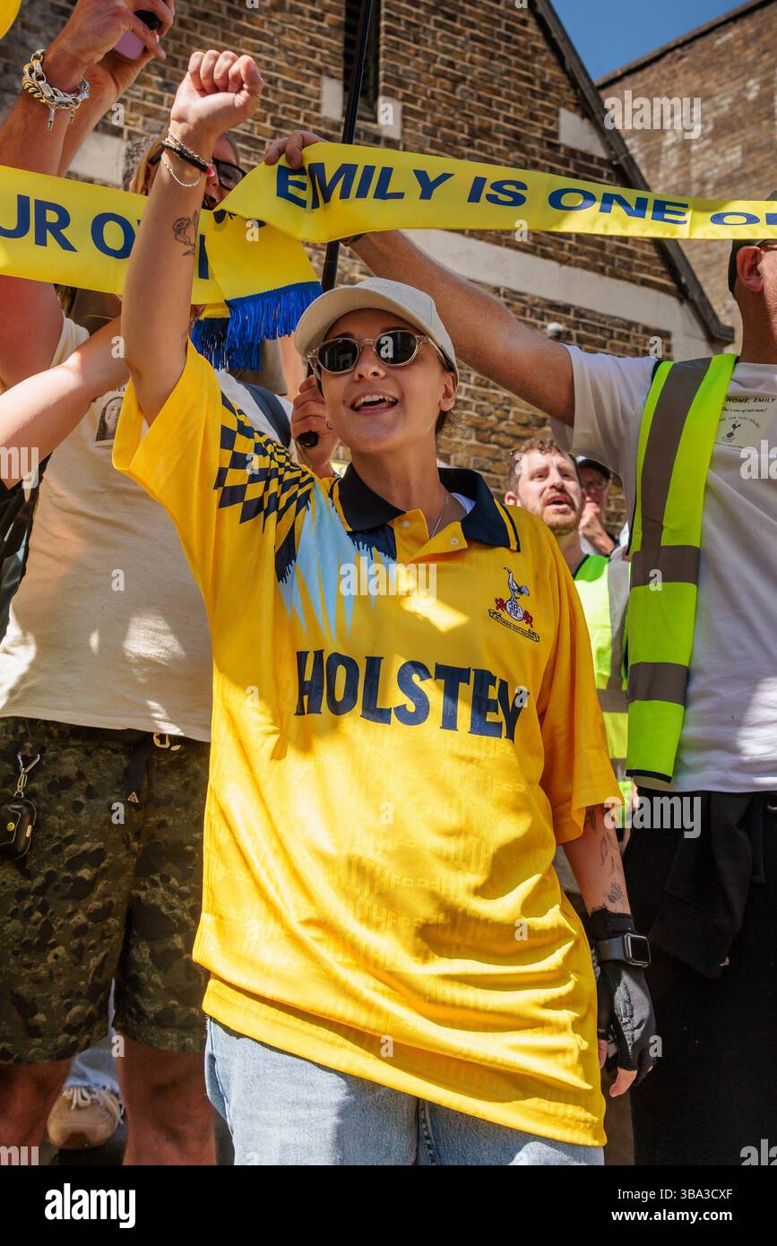 Tottenham Hotspur Football Club, London, UK.11. Mai 2025. Tottenham Hotspur-Fans und die ganze Gemeinde versammelten sich, um Emily Damari, eine 28-jährige britisch-israelische Staatsbürgerin, und Spurs-Fan, eine Heldin willkommen zu heißen, als sie zum ersten Mal nach ihrer Ermordung, Entführung und 471 Tage als Geisel in Gefangenschaft der Hamas in Gaza ihr geliebtes Team sah. Quelle: Amanda Rose/Alamy Live News Stockfoto