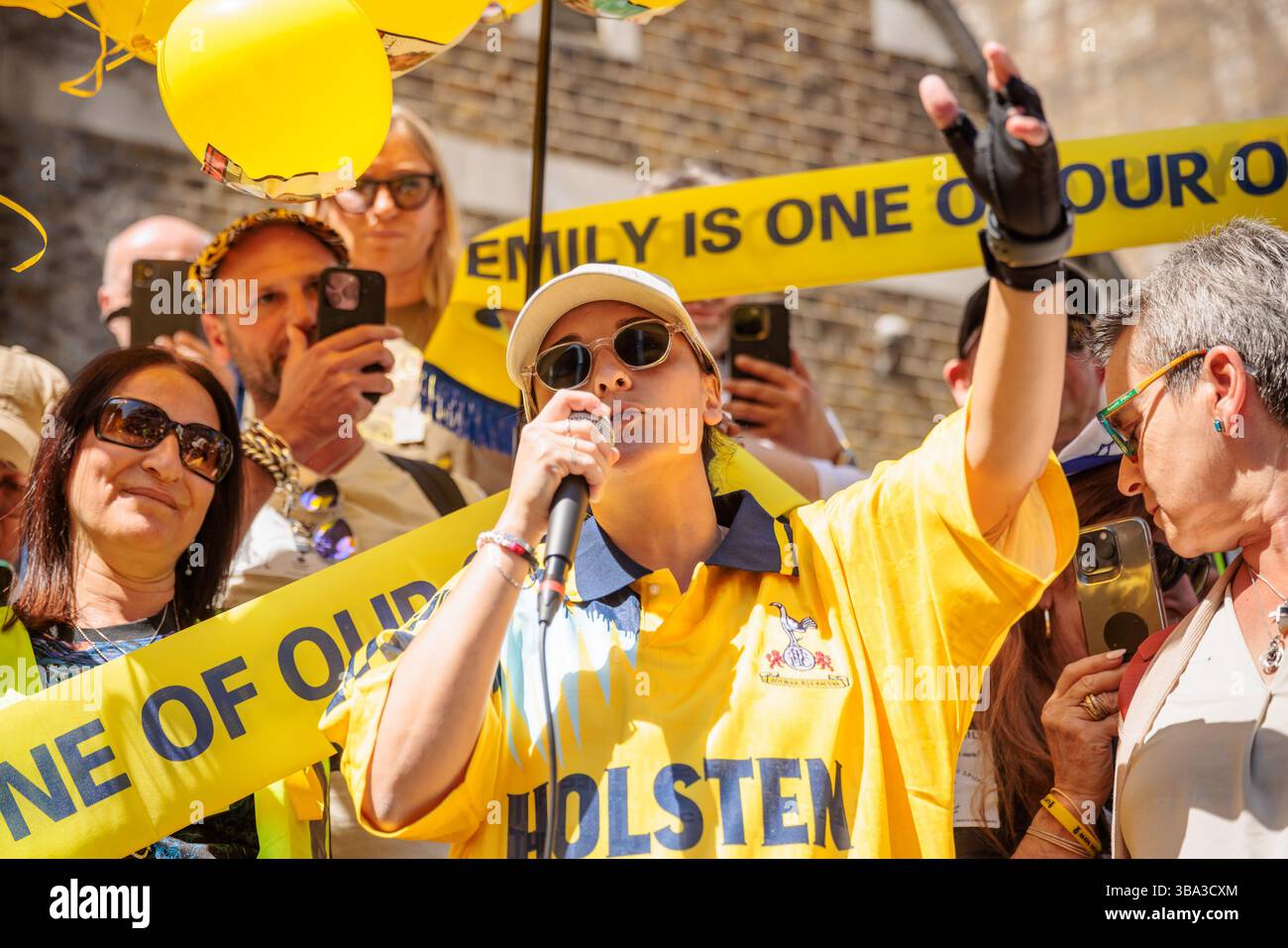 Tottenham Hotspur Football Club, London, UK.11. Mai 2025. Tottenham Hotspur-Fans und die ganze Gemeinde versammelten sich, um Emily Damari, eine 28-jährige britisch-israelische Staatsbürgerin, und Spurs-Fan, eine Heldin willkommen zu heißen, als sie zum ersten Mal nach ihrer Ermordung, Entführung und 471 Tage als Geisel in Gefangenschaft der Hamas in Gaza ihr geliebtes Team sah. Quelle: Amanda Rose/Alamy Live News Stockfoto