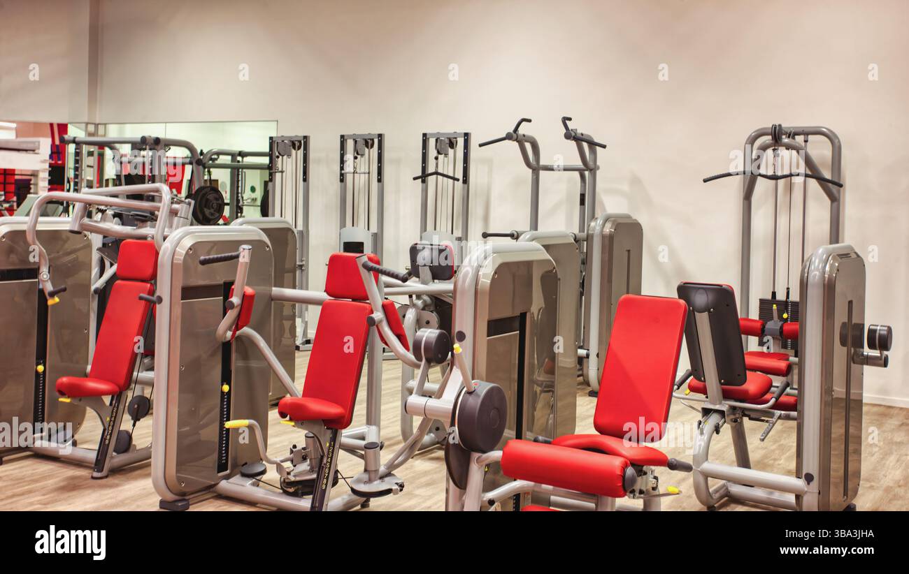 Brustmuskelmaschinen im Fitnessstudio, Beincurl, Muskelaufbau Brustmuskelmaschinen im Fitnessstudio, Beincurl, Muskelaufbau Stockfoto