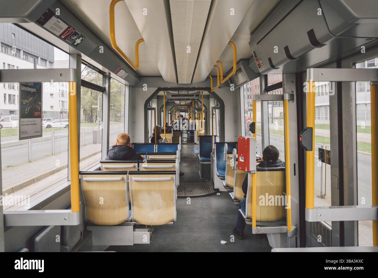 Hochgeschwindigkeits-Straßenbahn auf der Stadtstraße. Moderne Straßenbahn In Düsseldorf, Deutschland, 20. Oktober 2018. Innenansicht der Straßenbahn, Fahrgastraum mit Fahrgästen durin Stockfoto