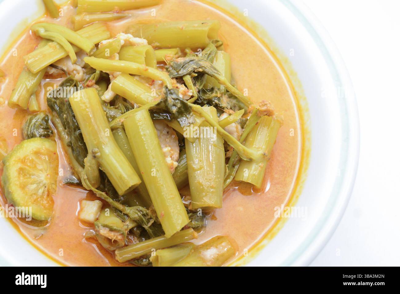 Rote Curry mit Schweinebauch und Wasserspinat (Gang Tay Po), ein ...