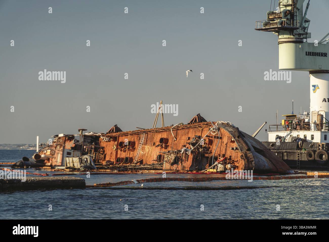 Das Wrack des Tankers Delfi am Strand von Odessa. Ökologische Katastrophe, Ölpest an den Stränden der Stadt wie. Öltanker Delfi in der Nähe der Schwarzmeerküste in der Ukraine Stockfoto