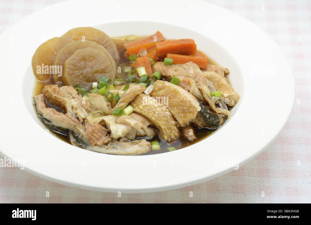 Lachs in Soja-Quelle mit Gemüse, Fisch-Klauensuppe Stockfoto