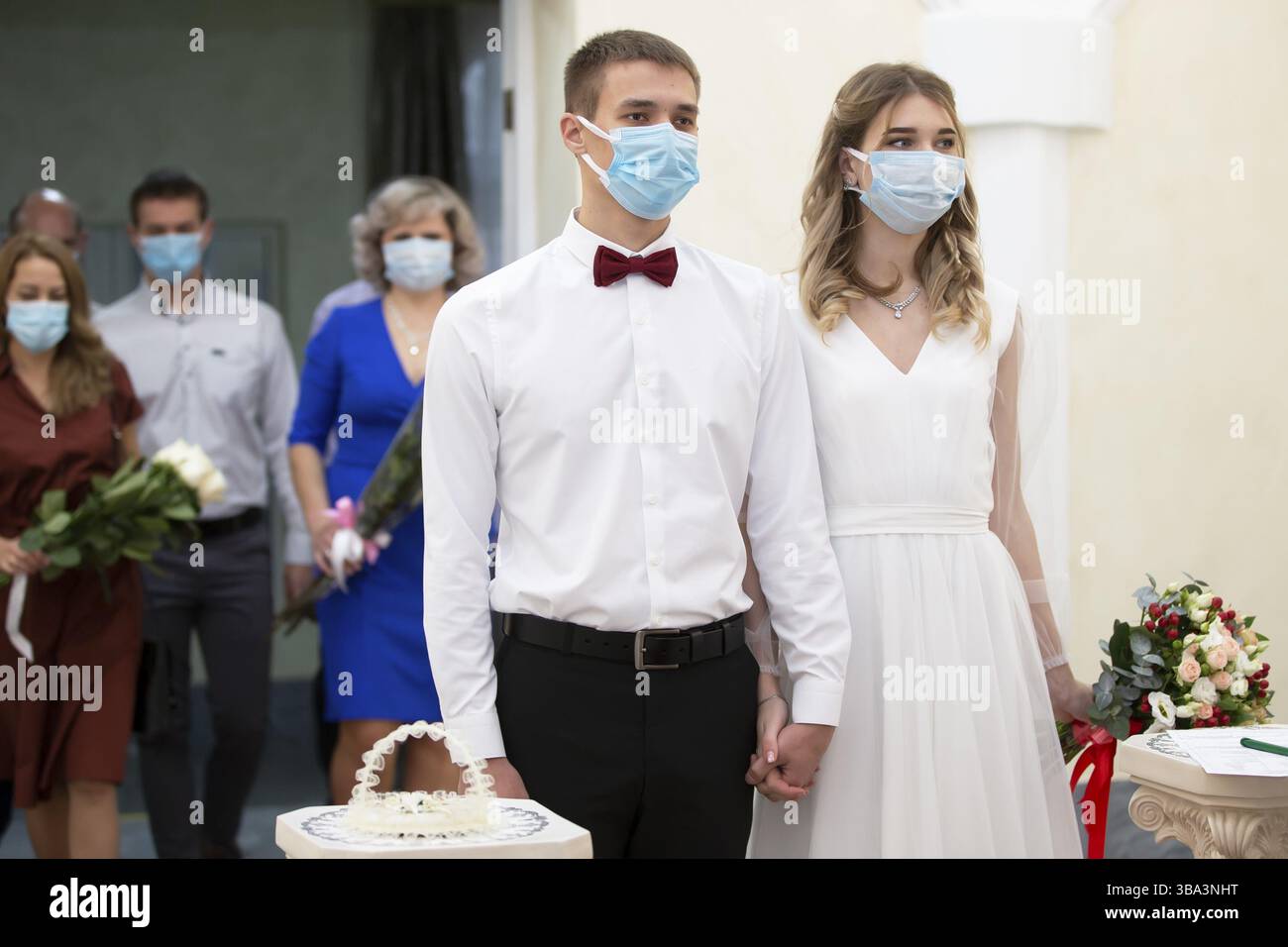 20 11 2020. Weißrussland, die Stadt Gomil. Ehe. Braut und Bräutigam tragen medizinische Masken. Heirat während der Coronavirus-Pandemie Stockfoto