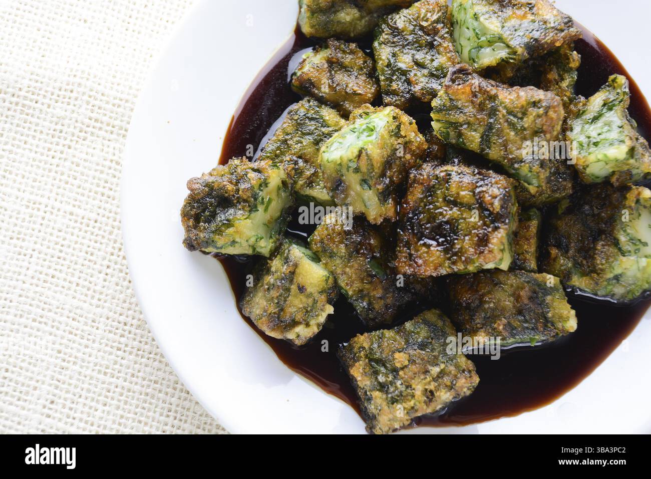 Frittierte chinesische Chive Knödel (Kanom GUI Chai oder Ku Chai Kuih), machen für eine große gesunde und leichte Snack / Vorspeise, und bestehend aus chinesischen Chi Stockfoto