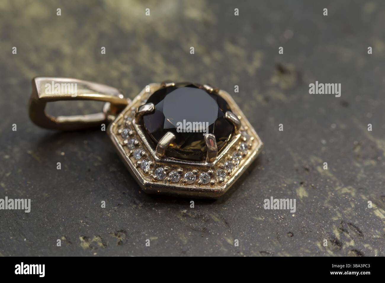 Gold Ornament auf einem dunklen Hintergrund Stockfoto