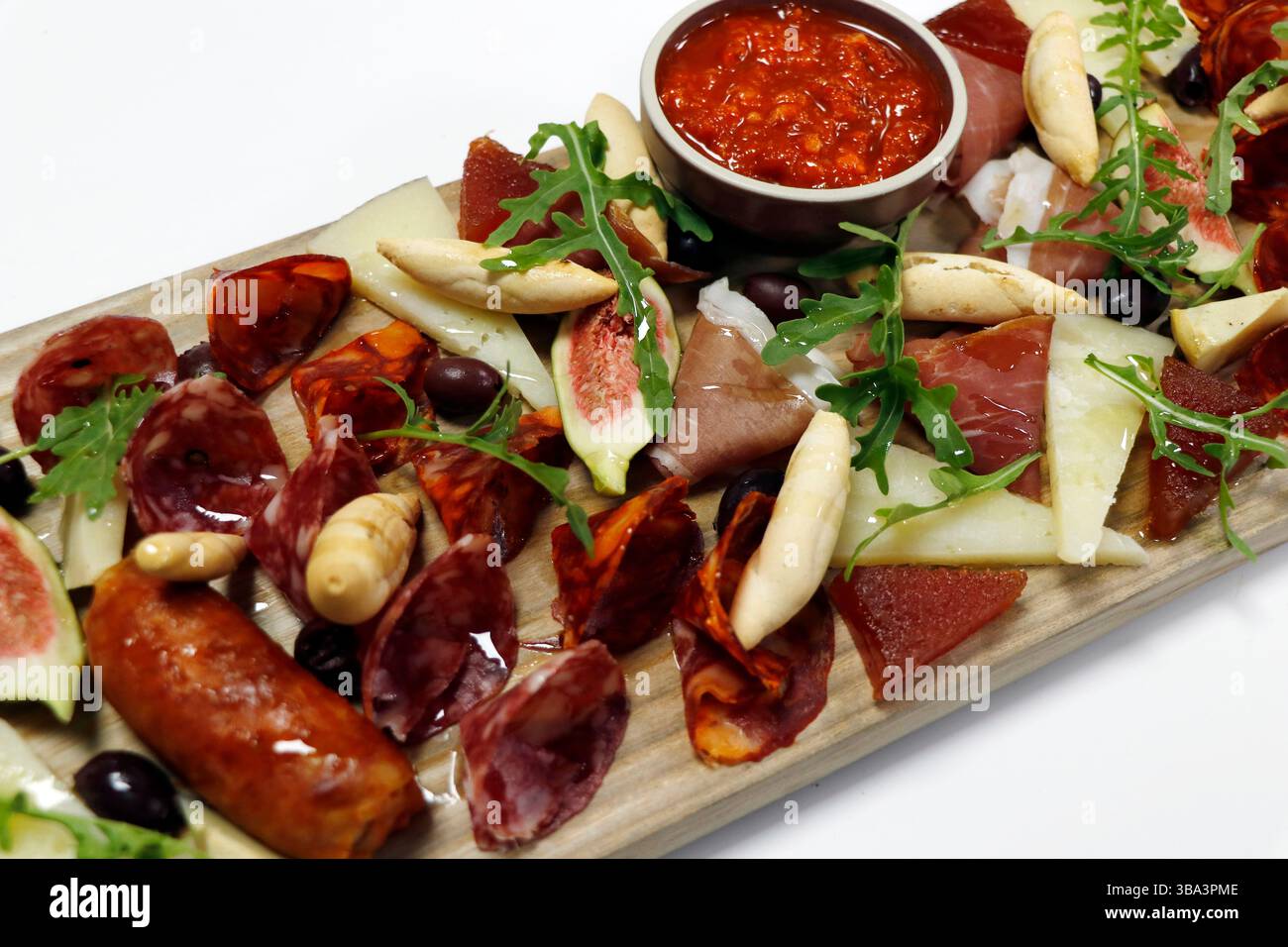 Traditioneller Aufschnitt vom Rindfleisch oder Schwein mit Gewürzen auf einem Holzbrett Stockfoto