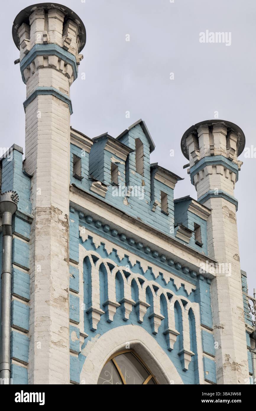 Blauer Palast, architektonische Details mit Elementen des Klassizismus und modernen Stils. Ukraine, berühmtes Wahrzeichen von Tscherkasy Stockfoto