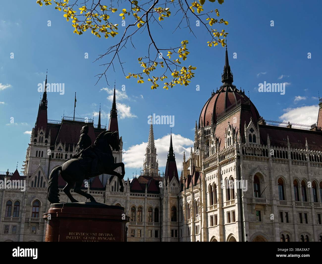 Entdecken Sie die Natur und Schönheit der Städte in Europa - Smartphone-aufgenommenes Stockfoto