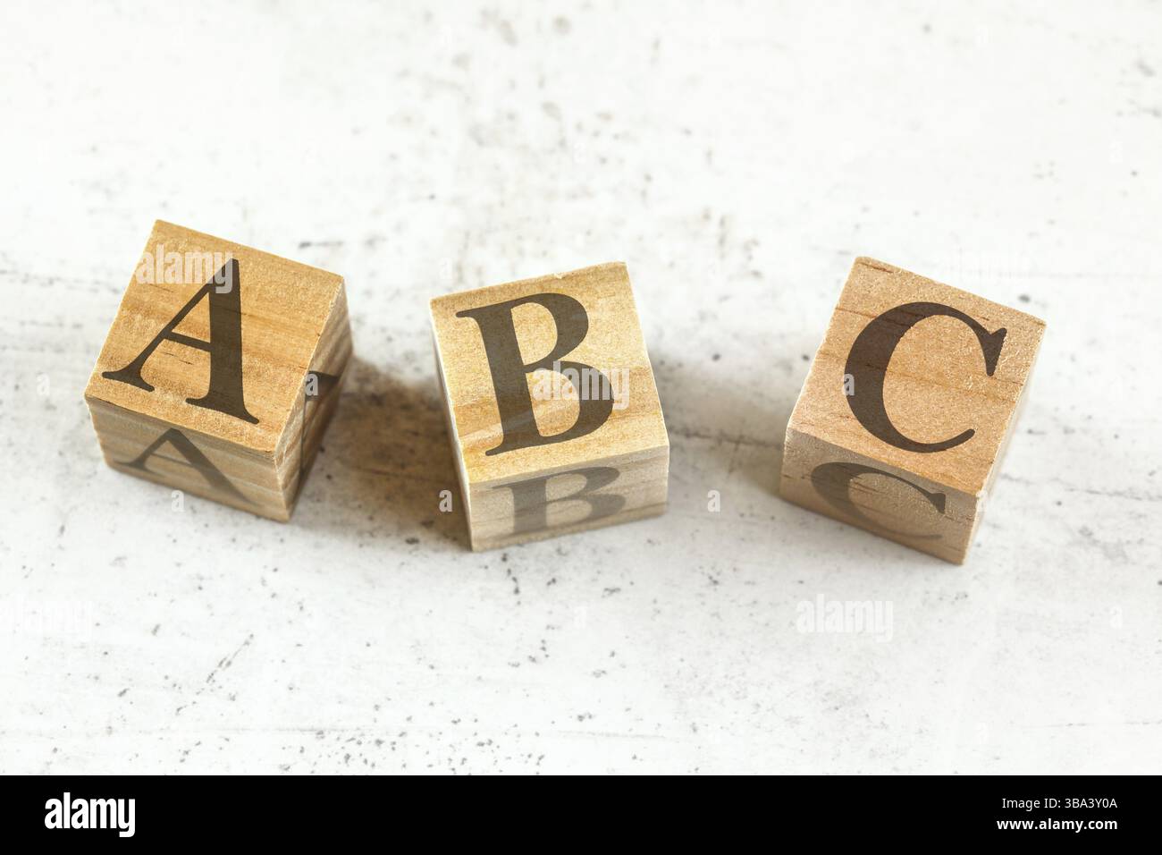 Drei Holzwürfel mit den Buchstaben ABC - steht für immer schließen - auf Weißtafel, Liptovsky Hradok, Slowakei, Europa Stockfoto