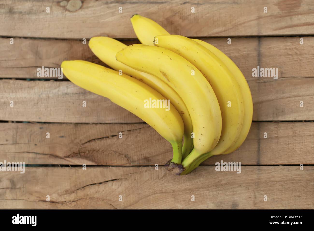 Bananen auf hölzernem Hintergrund Stockfoto