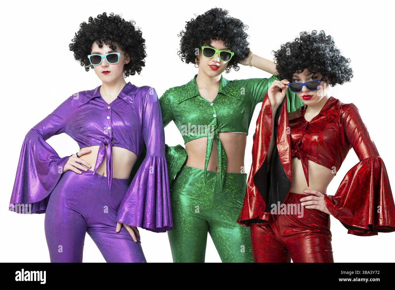 Eine Gruppe von Disco Maedchen in Afroamerikaner Peruecken und bunte Kostueme auf einem weissen Hintergrund. Modus der 70er und 80er Jahre Stockfoto