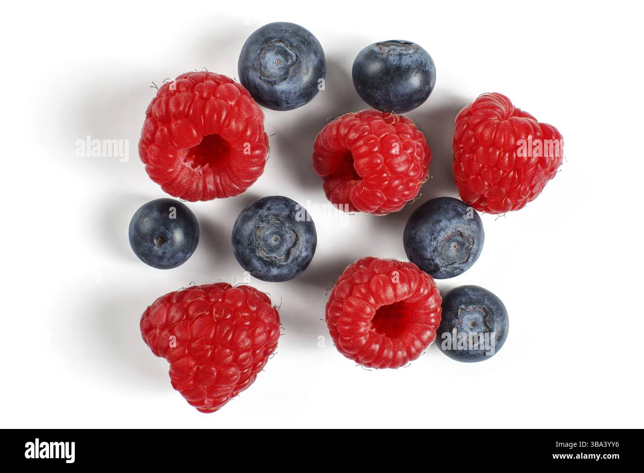 Blick von oben - Blaubeeren und Himbeeren isoliert auf weißem Hintergrund Stockfoto