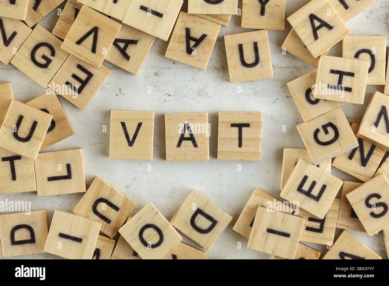 Ansicht von oben nach unten, Stapel quadratischer Holzblöcke mit den Buchstaben MwSt. (steht für Mehrwertsteuer) auf Weißtafel, Liptovsky Hradok, Slowakei, Europa Stockfoto