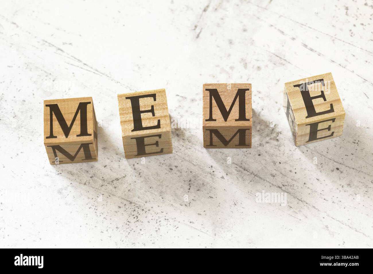 Vier Holzwürfel mit Wort MEME auf weißem Arbeitsbrett, Liptovsky Hradok, Slowakei, Europa Stockfoto