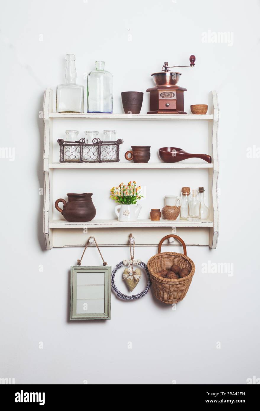 Weiße Küche Regale im rustikalen Stil mit Küchenutensilien auf der weißen Wand Stockfoto