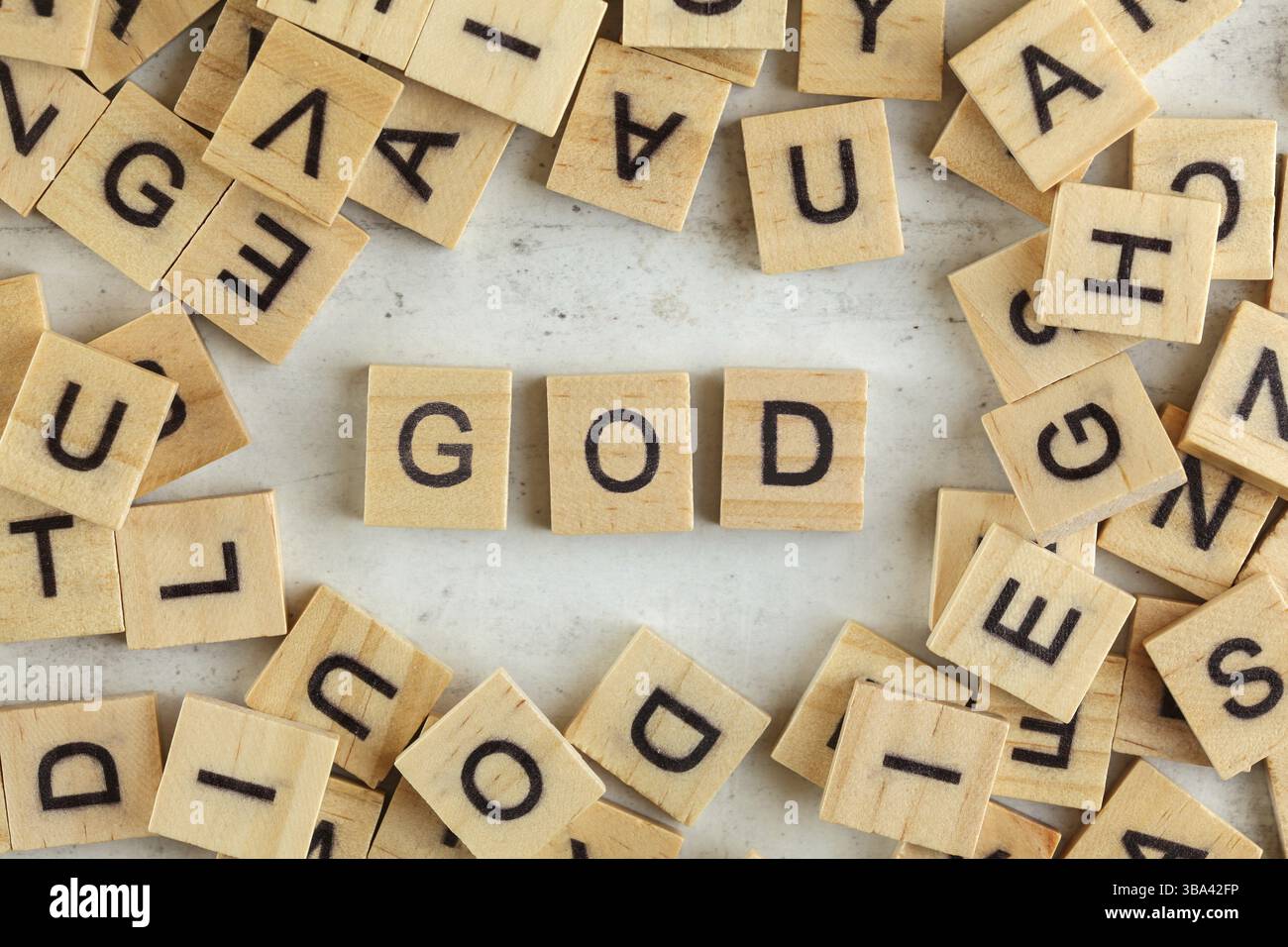 Blick von oben nach unten, Stapel quadratischer Holzblöcke mit den Buchstaben GOTT auf weißem Brett, Liptovsky Hradok, Slowakei, Europa Stockfoto